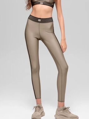 LIKE NEW ALO Airlift High-Waist 7/8 Line Up Legging, Gravel, size XS